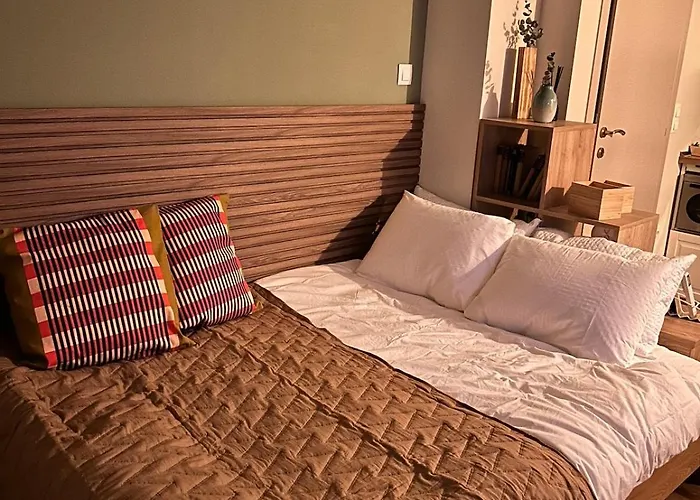 Rania's Cozy & Stylish Retreat Апартаменты *